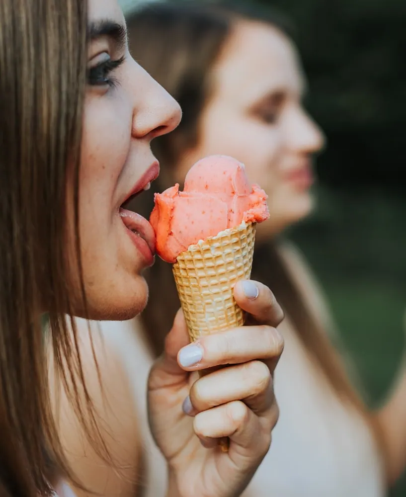 Frau genießt ein Eis in der Waffel von mein eis