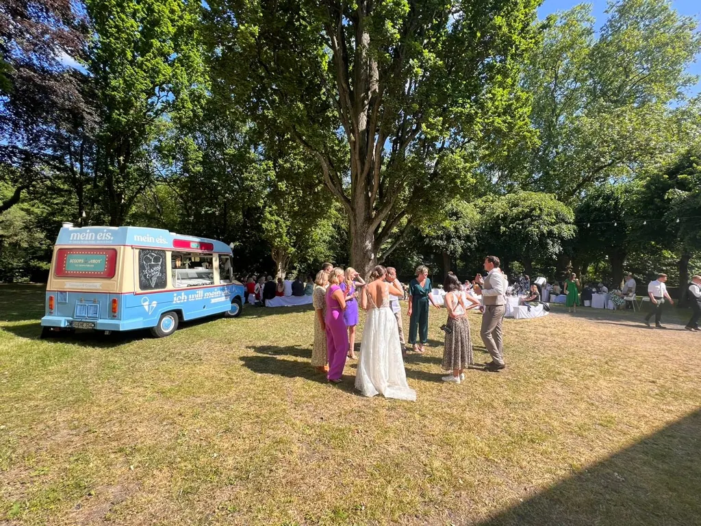 Hochzeitsgäste auf einer Wiese vor dem Eiswagen von mein eis