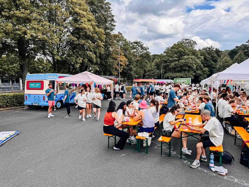 Firmen-Sommerfest mit Eiswagen von mein eis und Bierzeltgarnituren
