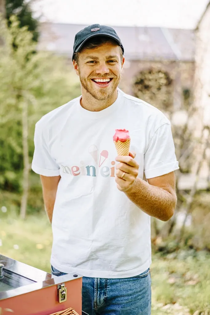 Mitarbeiter von mein eis mit einer Eiswaffel im mein-eis-T-Shirt